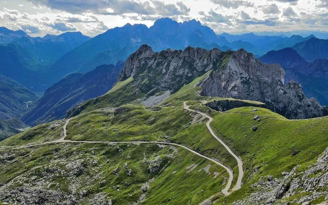 Горный предел. Мангарт Словения фото. Седловина Мангарт. Мангарт высота.